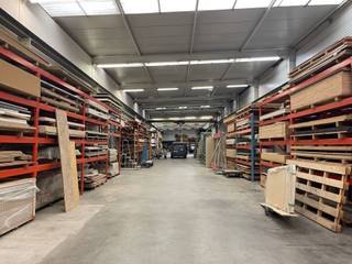 Dit industriële gebouw ligt in het hart van de zone Hauts-Sarts in Herstal, een van de meest gewilde industrieparken van Wallonië, en biedt een ideale combinatie van opslag-/productieruimte, administratieve ruimte en hoogwaardige technische voorzieningen.<br /><br />Beschrijving van het gebouw<br /><br />Magazijn – 1.735 m²<br />- Mooie vrije hoogte<br />- Twee sectionaaldeuren voor gemakkelijk transport en toegang voor vrachtwagens<br />- Rolbrug van 3 ton, ideaal voor industriële activiteiten<br />- Vloer van gewapend beton<br />- Goede natuurlijke lichtinval<br />- Gemakkelijke toegang voor vrachtwagens<br /><br />Kantoren – 180 m²<br />- Ruimtes bestaande uit verschillende afgescheiden kantoren<br />- Vergaderzaal<br />- Uitgeruste kitchenette<br />- Aparte sanitaire voorzieningen<br />- Computernetwerk<br /><br />Uitrusting en voordelen<br /><br />- Perceel van ± 50 are met parkeerplaats en manoeuvreerruimte<br />- 100 zonnepanelen op het dak, waardoor de energiekosten aanzienlijk worden verlaagd<br />- Beveiligde site<br /><br />Strategische ligging: direct nabij de snelwegen (E40 – E42)