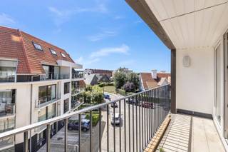 <p>In een rustige éénrichtingsstraat, op wandelafstand van het strand, de duinen, winkels en de tram, bevindt zich deze volledig vernieuwde studio. Een unieke kans om te investeren in een instapklaar en energiezuinig pand op een toplocatie aan de kust.</p>
<p>De studio is compact maar slim ingedeeld met een lichtrijke leefruimte, een moderne open keuken en een stijlvol afgewerkte badkamer met inloopdouche. Alles werd van A tot Z vernieuwd, zodat je zonder zorgen kan verhuren of bewonen.</p>
<p>Met een warmtepomp en een EPC-label B geniet je van lage energiekosten en beperkte gemeenschappelijke lasten.</p>
<h3>Investeringspotentieel</h3>
<p>Dankzij de grote vraag naar tweede verblijven en vakantiewoningen in Bredene combineert dit pand <strong>zorgeloos eigenaarschap met een aantrekkelijk rendement</strong>. Afhankelijk van de verhuurstrategie kan de opbrengst variëren van een <strong>stabiel rendement (ca. 3–4%)</strong> bij klassieke verhuur tot een <strong>zeer interessant rendement (ca. 6–8%)</strong> bij actieve korte termijn verhuur.</p>
<p>Bovendien is er de mogelijkheid om meerdere studio’s of appartementen in hetzelfde gebouw aan te kopen, wat dit project extra interessant maakt voor investeerders die hun portefeuille willen uitbreiden.</p>
<h3>Troeven</h3>
<ul>
<li>
<p>Volledig vernieuwd en instapklaar</p>
</li>
<li>
<p>Energiezuinig (EPC B) met warmtepomp</p>
</li>
<li>
<p>Rustige ligging vlak bij strand, duinen, winkels en tramhalte</p>
</li>
<li>
<p>Interessant rendement bij zowel lange als korte termijn verhuur</p>
</li>
<li>
<p>Mogelijkheid tot aankoop van meerdere units in hetzelfde gebouw</p>
</li>
</ul>