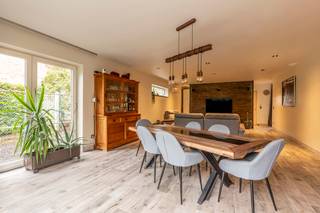 <p><strong>Charmante halfopen bebouwing met 3 slaapkamers</strong></p>
<p>Op zoek naar een gezellige en <strong>energiezuinige gezinswoning</strong> in een rustige en aangename omgeving in <strong>Brecht</strong>? Deze verzorgde halfopen bebouwing combineert een praktische indeling met ruime leefruimtes, <strong>3 slaapkamers</strong>, een grote zolderverdieping en een aantrekkelijke <strong>zuidwestgerichte tuin</strong>.</p>
<p>Via de inkomhal betreedt u de woning. De gelijkvloerse verdieping beschikt over een <strong>ruime leefruimte</strong> die mooi aansluit op de eetruimte en de open keuken. Dankzij de aangename indeling vormen de leefruimtes een fijne plek voor het hele gezin. Verder is er nog een praktische wasruimte en een gastentoilet aanwezig</p>
<p>Op de eerste verdieping bevinden zich <strong>drie volwaardige slaapkamers</strong> van ca. 15 m², 13 m² en 14 m². De badkamer is uitgerust met een ligbad, douche en dubbele lavabo. Een extra toilet in de nachthal vervolledigen deze verdieping.</p>
<p>De tweede verdieping biedt nog heel wat mogelijkheden met een <strong>ruime zolder van ca. 15 m²</strong> en een bijkomende kamer van ca. 16 m². Ideaal als hobbyruimte, bureau, speelkamer of extra bergruimte.</p>
<p>Ook aan bergruimte geen gebrek dankzij de <strong>kelder van ca. 33 m²</strong>, ideaal voor opslag of als werkruimte.</p>
<p>Buiten geniet u van een <strong>zuidwestgerichte tuin</strong>, waar u optimaal kunt profiteren van de namiddag- en avondzon. <span>Een belangrijke extra troef is dat er </span><strong><span>reeds een vergunning werd verleend voor het realiseren van een dubbele garage achteraan in de tuin</span></strong><span>.</span></p>
<p>De woning behaalt bovendien een <strong>EPC-label A</strong> en is uitgerust met verschillende energiezuinige en comfortabele voorzieningen, waaronder <strong>vloerverwarming, zonnepanelen, een warmtepompboiler en een regenwaterput</strong>. Ook een <strong>waterontharder en alarmsysteem</strong> zijn aanwezig.</p>
<p>Troeven op een rijtje:</p>
<ul>
<li>Rustige ligging in Brecht</li>
<li>3 volwaardige slaapkamers</li>
<li>Grote zolderverdieping met extra mogelijkheden</li>
<li>Kelder van ca. 33 m²</li>
<li>Zuidwestgerichte tuin</li>
<li>EPC A</li>
<li>23 zonnepanelen</li>
<li>Vloerverwarming</li>
<li>Warmtepompboiler</li>
<li>Regenwaterput</li>
<li>Waterontharder</li>
<li>Alarmsysteem</li>
</ul>
<p><strong>Een energiezuinige gezinswoning met veel ruimte, hedendaags comfort en een aangename ligging die absoluut een bezoek waard is!</strong></p>