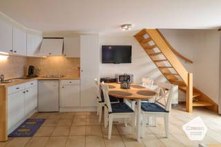 Deze charmante vakantiewoning in het rustige domein <em>Veldblomme</em> in Westende combineert een verfijnde <strong>Long Island style</strong> met comfort, privacy en een uitstekende ligging.<br />De woning beschikt over een gezellige leefruimte, een vernieuwde open keuken en een verzorgde badkamer met ligbad. De lichtrijke veranda met zonwerend glas en elektrisch bedienbare zonneluifel geeft uit op een recent vernieuwd zuidgericht terras met prachtig zicht op het hinterland (natuurgebied).<br />Boven zijn er twee smaakvol ingerichte slaapkamers (5 slaapplaatsen), met nieuwe verduisterende Velux dakramen en laminaatvloer.<br /><strong>Extra troeven:</strong>
<ul>
	<li><span>zonnepanelen</span></li>
	<li><span>badkamer: nieuwe boiler, kranen, glazen badwand en WC</span></li>
	<li><span>vernieuwde keuken</span></li>
	<li><span>nieuwe binnendeuren, vloer, veranda en terras</span></li>
	<li><span>waterverzachter</span></li>
	<li><span>rustige ligging, dichtbij zee en strand</span></li>
	<li><span>Geen domicilie toegelaten.</span></li>
</ul>
- overname kwalitatief meubilair bespreekbaar<br />- geen renovatieplicht<br />- elektrische keuring is conform<br />- mogelijkheid tot aankoop garagebox in het domein (niet inbegrepen in vraagprijs)<br /><br />Deze gezellige vakantiewoning is instapklaar – perfect voor eigen gebruik of als investering.<br />“Contacteer ons voor een bezoek!”<br /> 