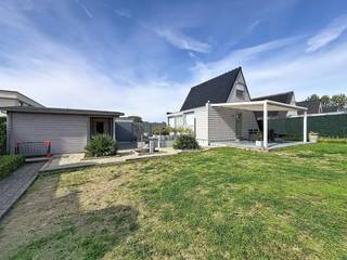 Deze instapklare en gemeubelde chalet, in volle eigendom en inclusief twee loten grond, werd volledig vernieuwd in 2012 en is rustig gelegen in het vakantiedomein Dunepark (recreatiegebied) te Oostduinkerke, op slechts 750 meter van het strand.<br />De woning omvat een lichtrijke leefruimte met zithoek en eetplaats, een volledig ingerichte open keuken en een aansluitende veranda. Verder beschikt de gelijkvloerse verdieping over een badkamer met douche en toilet. Op de verdieping bevinden zich twee slaapkamers. Buiten geniet u van een ruime, aangelegde tuin met tuinhuis en twee terrassen, waarvan één ruim overdekt terras. Daarnaast is er een aparte ingang aan de straatkant, die rechtstreeks toegang biedt tot het perceel zonder het vakantiedomein te hoeven betreden. Het domein beschikt over gemeenschappelijke parkeergelegenheid en diverse recreatieve faciliteiten, waaronder een zwembad, vijvers en speel- en sportvoorzieningen.