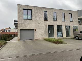 Parkeerplaats gelegen nabij het centrum van Olmen.Deze parkeerplaats in de kelderverdieping is makkelijk te bereiken via een inrit gelegen in de...