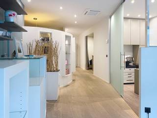 Centraal in de winkelstraat (Kapellestraat) heb je dit ruim handelspand (158 m²).Momenteel is dit in gebruik als een uitvaartcentrum.Uiteraard maak...