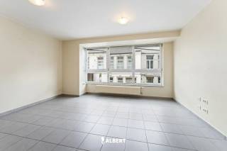 Verzorgd en energiezuinig tweeslaapkamerappartement nabij het centrum van Izegem.<br />Ideaal als investering of starterswoning!<br /><br />De indeling is als volgt:<br /><br />-Inkomhal<br />-Open leefruimte met keuken<br />-2 slaapkamers<br />-Badkamer<br />-Toilet<br />-Berging<br />-Terras<br /><br />Kelder:<br />-Kleine berging in de kelder<br /><br />Extra pluspunten:<br />-Energiezuinige woning<br />-Dicht bij het centrum van Izegem<br />-Mogelijkheid tot aankopen van een garage of staanplaats in de residentie.<br /><br />Plan snel uw bezoek in via www.albert.immo of bel naar Maxim op 0468 58 02 24.