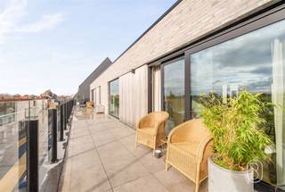 Ontdek dit prachtig appartement met groot terras, op de derde verdieping van residentie Over Leie in Harelbeke. 6% BTW mogelijk! Vlakbij de Leie, topgelegen leuke penthouse met 3 slaapkamers en groot terras. 133m2 woonplezier! Indeling- Lichtrijke leefruimte met grote raampartijen- Open keuken – nog volledig zelf te kiezen naar jouw smaak!- 3 slaapkamers (of 2 slaapkamers + bureauruimte)- Badkamer met douche en dubbele lavabo- Apart toilet- Praktische bergingZeer ruim terras om heerlijk buiten te genietenWaarom kiezen voor dit appartement?Dankzij de centrale ligging woon je vlak bij alle voorzieningen, belangrijke invalswegen en het gezellige centrum van Harelbeke. Combineer comfort, rust en bereikbaarheid op één toplocatie.Troeven in één oogopslag:- Nieuwbouw – volledig instapklaar onder 6% btw- Zelf de afwerking van de keuken te kiezen- Ruim terras met veel lichtinval- Uitstekende ligging nabij centrum en uitvalswegenInteresse? feline@immobeguin.be