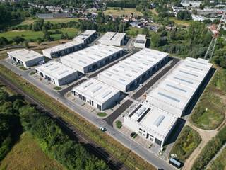 <p><strong>KMO-unit H11 te huur in Business Park Wildebeek (Aalst)</strong></p><p>Op zoek naar een functionele en goed bereikbare bedrijfsruimte? Deze KMO-unit H11 in Business Park Wildebeek biedt 222 m² aan bruikbare ruimte en is ideaal voor opslag, atelier of lichte productie.</p><p>De unit is praktisch ingericht en beschikt over een vrije hoogte van 6 meter en een automatische sectionaalpoort, waardoor je efficiënt kan werken en vlot kan laden en lossen.</p><p>Je huurt hier op een strategische locatie vlak bij de E40, met een snelle verbinding richting Gent en Brussel. Bovendien beschik je over 2 privatieve parkeerplaatsen aan de unit.</p><p>Business Park Wildebeek combineert een professionele werkomgeving met een groene omgeving, vlak bij het natuurreservaat Wellemeersen.</p><p><strong>Huurprijs: €1.760 / maand</strong></p><p>Op zoek naar een goed gelegen en direct beschikbare bedrijfsruimte? Neem contact op voor meer info of een bezoek.</p><p>Contact: wildebeek@zabra.be | +32 472 89 60 18</p>