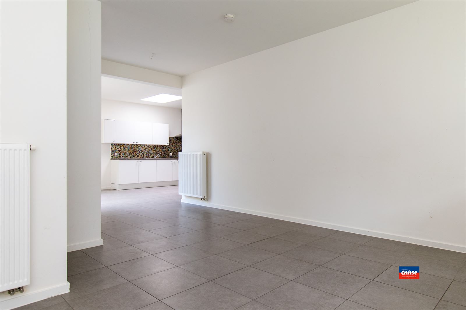 Recent gelijkvloersappartement met 2 slpks, terras en parking - foto 4