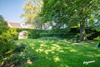 - Emplacement idéal : Poelkapellestraat 12 à Houthulst<br />- Espace de vie luxueusement fini avec parquet et cheminée en bois<br />- Cuisine de vie de qualité avec pierre naturelle<br />- Jardin magnifiquement aménagé et orienté au soleil avec terrasses, remises de jardin et carport à l'arrière<br />- Sortie par un chemin partagé à l'arrière de la propriété<br />- Espaces de pratique avec entrée séparée, toilettes, salle d'attente, réception/bureau et grande salle de pratique<br />- 6 chambres au premier étage<br />- Grenier aménagé en loft avec kitchenette et salle de douche<br />- Grand sous-sol avec cave à vin, espace de stockage, chaufferie et buanderie<br />- 2 citernes d'eau de pluie de 10 000 litres chacune<br />- Nombreuses places de parking (garage, allée et carport)<br />- PEB : 335 kWh/m²/an, label D, CU : 2622557 (pas d'obligation de rénovation)<br />- Prix demandé : 575 000 €