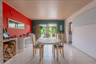 Rustig wonen met zonnige tuin in Mariakerke<br /><br />In een rustige en aangename woonwijk in Mariakerke bevindt zich deze degelijk gebouwde woning uit 1995. <br /><br />Achteraan geniet je van een prachtige, zuidwest georiënteerde tuin die uitgroeit tot een ware oase van rust. Hier kan je de hele namiddag en avond volop genieten van de zon.<br /><br />Binnen beschikt de woning over drie slaapkamers, waaronder één ruimere kamer en twee praktische kamers die ideaal zijn als kinder-, hobby- of bureauruimte.<br /><br />Hoewel het EPC momenteel minder gunstig oogt, is het belangrijk te weten dat vergelijkbare woningen met een aangepast verwarmingssysteem vaak een EPC-score B behalen, wat interessante mogelijkheden biedt voor de toekomst. <br /><br />Een ideale gezinswoning voor wie op zoek is naar rust, een stevige bouwkwaliteit en een zonnige tuin op een gegeerde locatie in Mariakerke.<br /><br />Indeling: <br /><br />Gelijkvloers:<br />•Woonkamer<br />•Keuken<br />•Bijkeuken/bergruimte<br />•Inkomhal<br />•Gastentoilet<br /> <br />Eerste Verdieping:<br />•3 slaapkamers<br />•Badkamer met toilet (2)<br /> <br />Buiten:<br />•Zuid-west georiënteerde tuin <br />•Overdekt terras<br />•2-3 parkeerplaatsen<br /><br /><br />Interesse? Contacteer Gilles: 0497 72 68 34 of gilles.segh@hotmail.com <br /><br />Technische gegevens: <br />Elektrische verwarming (± €50/maand verbruik bij de huidige eigenaar, ondanks de impact op de EPC-score)<br /><br />EPC: 387kWh/m² (D-label), Bruto Vloeroppervlakte: 117m² (volgens het EPC-verslag) <br />Stedenbouwkundige inlichtingen: Woongebied, stedenbouwkundige vergunning, verkavelingsvergunning, geen rechterlijke herstelmaatregel of bestuurlijke maatregel opgelegd, geen voorkooprecht.<br />Geen overstromingsgevoelig gebied. P-score = A, G-score = A<br />Dit pand is niet onderhevig aan de renovatieverplichting<br />(BIV 518294)<br />