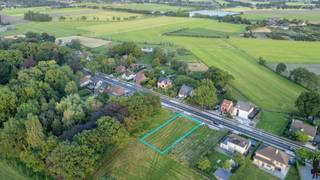<p><strong>Prachtige bouwgrond voor open bebouwing op toplocatie te Kalmthout</strong></p>
<p>Bent u op zoek naar de perfecte locatie om uw droomwoning te realiseren? Dan biedt deze <strong>bouwgrond voor open bebouwing</strong> in het groene en gegeerde Kalmthout een unieke opportuniteit.<br />Met een perceeloppervlakte van ca. <strong>799 m²</strong> en een straatbreedte van maar liefst <strong>17 meter</strong> beschikt dit perceel over uitstekende mogelijkheden voor het bouwen van een ruime vrijstaande gezinswoning. Dankzij de gunstige bouwvoorschriften kan een woning worden opgericht met een bouwbreedte van circa <strong>11 meter</strong> en een bouwdiepte van <strong>17 meter</strong>, wat tal van mogelijkheden biedt voor een comfortabele en eigentijdse woonst.<br />De ligging vormt zonder twijfel één van de grootste troeven. U geniet hier van een <strong>rustige en groene woonomgeving</strong>, terwijl het centrum van <strong>Kalmthout</strong>, winkels, scholen, openbaar vervoer en het station zich op korte afstand bevinden. Bovendien zijn zowel Antwerpen als Nederland vlot bereikbaar, wat deze locatie bijzonder aantrekkelijk maakt voor gezinnen en pendelaars</p>
<p><strong>Bijzonderheden<br /></strong>- Bouwgrond van ca. 799<strong> m²<br /></strong>- Geschikt voor een <strong>open bebouwing<br /></strong>- Straatbreedte van ca. <strong>17 meter<br /></strong>- Ruime bouwmogelijkheden<br />- Rustige en residentiële ligging<br />- Gelegen in het gegeerde Kalmthout<strong><br /></strong>- Nabij centrum Kalmthout<br />- Dicht bij winkels, scholen en openbaar vervoer<br />- Vlotte verbinding naar Antwerpen en Nederland</p>
<p><strong>Ligging</strong></p>
<p>Kalmthout staat bekend om zijn groene karakter, rustige woonomgeving en uitstekende bereikbaarheid. Hier woont u in een aangename residentiële buurt met alle dagelijkse voorzieningen binnen handbereik, terwijl u tegelijkertijd geniet van rust, ruimte en natuur.</p>
<p><strong>Een unieke kans voor wie een vrijstaande woning wenst te bouwen op een toplocatie waar rust, ruimte en bereikbaarheid perfect samenkomen. Contacteer ons gerust voor meer informatie over de bouwvoorschriften en de mogelijkheden van dit prachtige perceel.</strong></p>
<p></p>