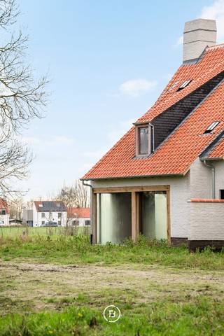 Nieuwbouwwoning op een perceel van 280 m², rustig gelegen in het landelijke polderdorp Lapscheure. Deze woning wordt afgewerkt met kwaliteitsvolle materialen volgens een tijdloos ontwerp van architect Peter Bovijn – Watelle, en combineert modern comfort met een open zicht op de omgeving.<br /><br />Bij binnenkomst via de inkomhal met gastentoilet komt u in de ruime woonkamer, waarin leef-, eet- en keukenruimte naadloos in elkaar overlopen. Een houthaard kan voorzien worden voor extra sfeer, terwijl de warmtepomp zorgt voor energiezuinig en duurzaam wonen. Aansluitend vindt u een praktische berging met toegang tot de tuin en de garage.<br /><br />Op de eerste verdieping geeft de nachthal toegang tot vier slaapkamers. De masterslaapkamer beschikt over een dressingruimte en een eigen badkamer, terwijl een tweede badkamer bereikbaar is vanuit de nachthal. Daarnaast is er een apart toilet en een extra berging voorzien.<br /><br />Het zolderverdiep omvat een technische ruimte en een aparte berging, met mogelijkheden voor extra inrichting naar eigen wens.<br /><br />Deze woning biedt een ideale combinatie van rustig, landelijk wonen met moderne, energiezuinige afwerking en comfort.