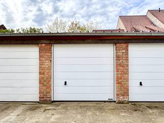 Bovengrondse garagebox gelegen in garagecomplex te Boudewijn Ravestraat (achterliggend nummer 20), Brugge centrum.Afsluitbare garagebox met NIEUWE...