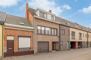 Op te frissen bel-étage woning met 3 slaapkamers en grote garage & tuin Dit betreft een op te frissen gezinswoning met 3 slaapkamers en een zonnige...