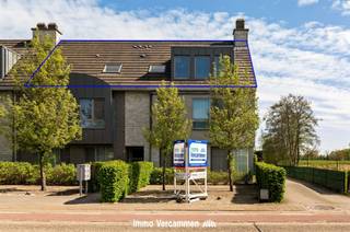 Modern furnished rooftop apartment in a green environment. Layout: entrance, living room with gas fireplace, open kitchen with modern...