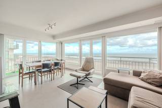 Lichtrijk hoekappartement te koop te Middelkerke, Zeedijk 269, op een toplocatie! Dit goed gelegen appartement beschikt over 2 slaapkamers en een aangenaam terras waar u geniet van prachtig frontaal zeezicht en zicht over het hinterland. U bevindt zich op de derde verdieping van de Residentie "Sun Beach" vlakbij winkels, openbaar vervoer, de Zeedijk, het casino en horeca.<br /><br />Indeling:<br />- inkomhall<br />- lichtrijke woonkamer (31m²) met aansluitend terras waar u geniet van uniek frontaal zeezicht <br />- open geïnstalleerde keuken<br />- badkamer met ligbad voorzien van douchestang en lavabo meubel<br />- apart toilet<br />- slaapkamer 1 (9m²)<br />- slaapkamer 2 (8m²) <br />- zonnig terras (5m²) met prachtig zicht op zee en over het hinterland<br /><br />Troeven:<br />- prachtig frontaal zeezicht<br />- Zuid-West gericht terras<br />- zeer lichtrijk appartement<br />- gunstig epc label<br />- toplocatie <br /><br />Bent u op zoek naar een instapklaar 2 slaapkamerappartement met frontaal zeezicht en terras te koop te Middelkerke? Aarzel niet en leg vandaag nog uw bezoek vast!<br /><br />Bestuursmaatregelen in het maatregelenregister: nee