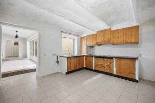 Vivre et louer ? Ici, combinez le confort de votre propre logement avec un revenu supplémentaire<br /><br />À deux pas de l'Aldi, de la Gamma, d'une taverne conviviale et avec un vaste parking gratuit à proximité immédiate, se trouve cette propriété polyvalente avec deux appartements complètement indépendants au 70 rue du Slachthuis à Tirlemont. Une opportunité idéale pour ceux qui souhaitent habiter sur place tout en profitant d'un revenu locatif mensuel intéressant.<br /><br />Vivre soi-même et faire financer une partie de ses frais de logement par la location ? C’est parfaitement possible ici. Habitez dans l'un des deux appartements et louez l'autre. Vous créez ainsi une combinaison attractive de confort personnel et de revenus supplémentaires, ce qui permet de compenser une partie de vos charges mensuelles.<br /><br />L'appartement 1 occupe le rez-de-chaussée et l’étage. Depuis le hall d’entrée, vous accédez à un lumineux séjour avec coin repas. La véranda / hall de distribution peut être aménagée selon vos besoins et servir éventuellement de terrasse couverte. La cuisine spacieuse se trouve juste à côté, ainsi que la salle de bains et un escalier fixe menant à la grande chambre à l’étage. De plusieurs pièces, vous avez une vue sur la terrasse agréable avec gazon synthétique, un lieu paisible pour se détendre.<br /><br />L'appartement 2 dispose d’un WC séparé, d’une cuisine ouverte avec un séjour et coin repas chaleureux, et d’un débarras fonctionnel. À l’étage, on trouve deux chambres et une salle de bains.<br /><br />La disposition avec deux unités de logement indépendantes offre plusieurs possibilités. Cette propriété peut également parfaitement servir de logement pour familles intergénérationnelles, où deux générations ou familles vivent chacune dans leur espace privé. Ceux qui préfèrent investir pleinement dans la location peuvent évidemment choisir de louer les deux appartements.<br /><br />Les deux appartements sont actuellement libres d’occupation, entièrement prêts à emménager et immédiatement disponibles. Depuis 2009, ils ont été loués en permanence avec succès et n’ont jamais été vacants. Cela souligne le fort potentiel locatif de cette propriété.<br /><br />Techniquement, la maison présente aussi des atouts majeurs : l’électricité est conforme dans les deux appartements, les scores EPC avantageux garantissent qu’aucune obligation de rénovation n’est requise, le certificat d’amiante atteste de l’absence d’amiante et la toiture a été récemment rénovée en 2023.<br /><br />Pour ceux qui choisissent de louer les deux appartements, un revenu locatif mensuel réaliste d’au moins 1 400 € est envisageable. Avec un rendement net attractif d’environ 4 %, cette propriété constitue un investissement intéressant avec un potentiel locatif éprouvé.<br /><br />Que vous cherchiez un logement personnel avec un revenu locatif supplémentaire, un logement intergénérationnel pratique ou un investissement complet avec la location des deux appartements, cette propriété offre la flexibilité d’évoluer avec vos projets de vie et d’investissement.<br /><br />Intéressé ? Contactez-nous dès aujourd’hui pour une visite et découvrez par vous-même les nombreuses possibilités de cette propriété polyvalente.