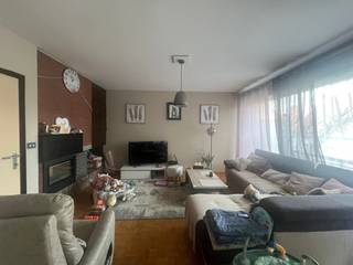 Dit appartement is heel centraal gelegen in het centrum van Aalter. Het appartement is vlot bereikbaar via diverse invalswegen als ook via het openbaar vervoer, winkels op wandelafstand
Het appartement bevindt zich op het tweede verdiep (lift aanwezig) en beschikt over een inkom met ingebouwde kasten; een ruime, lichtrijke leefruimte met toegang tot terras; een praktische keuken, 2 volwaardige slaapkamers, beiden met toegang tot een tweede terras; een badkamer met ligbad/douchegordijn en een apart toilet. Bij de verhuur is een grote privatieve kelderbeging inbegrepen. Huren gesloten garagebox: €60/maand.
Algemene vaste kosten: €65/maand. Voor meer informatie of een bezoek neem contact op per mail naar lisa@descheldegalm.be
www.descheldegalm.be