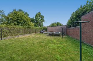 Bent u op zoek naar een appartement waar u ook kunt genieten van een eigen buitenruimte? Dan is dit gelijkvloers appartement in Oudenburg zeker een bezoek waard. De gezellige privétuin vormt een absolute meerwaarde en biedt de ideale plek om in alle rust te ontspannen, te tuinieren of gezellig buiten te genieten met familie en vrienden.<br /><br />Binnen beschikt het appartement over een lichtrijke woonkamer met een praktische indeling en aansluitend een functionele keuken die uitgerust is met de nodige toestellen. Dankzij de drie volwaardige slaapkamers biedt deze eigendom bovendien voldoende ruimte voor een gezin, een thuisbureau of hobbyruimte. De badkamer is voorzien van een ligbad en lavabo, terwijl een apart gastentoilet en een handige berging met aansluitingen voor wasmachine en droogkast het wooncomfort verder verhogen.<br /><br />Het appartement is uitgerust met houten ramen met dubbele beglazing en elektrische accumulatieverwarming. Daarnaast is er de mogelijkheid om één of twee garages achteraan het gebouw aan te kopen.<br /><br />Ook voor investeerders biedt deze eigendom interessante perspectieven. Het appartement is momenteel verhuurd voor € 700 per maand, inclusief garage, waardoor u meteen kunt genieten van een bestaande huuropbrengst.<br /><br />De combinatie van een praktische indeling, drie slaapkamers en vooral de aangename privétuin maakt van dit appartement een unieke opportuniteit voor wie comfortabel gelijkvloers wil wonen met alle voordelen van een eigen buitenruimte.<br /><br />Interesse? Contacteer ons en plan uw bezoek in!