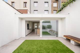 Op een werkelijk<strong> unieke locatie aan het statige Keizersplein in hartje Aalst </strong>vindt u deze uitzonderlijke herenwoning, die recent van A tot Z <strong>compleet werd gerenoveerd </strong>met het grootste respect voor karakter en charme, naadloos gecombineerd met een strakke, eigentijdse afwerking. Met een royale bewoonbare oppervlakte van maar<strong> liefst 230 m², een gunstig energielabel B, conforme elektriciteit</strong> en een <strong>overvloed aan natuurlijk daglicht,</strong> ervaart u hier een ongeëvenaard wooncomfort te midden van een bruisende omgeving vol geliefde adresjes zoals ‘Kop Koffie’, ‘Pastoor’, ‘Ralf en Wolf’ en ‘Bless Aalst’. Bij het binnenstappen verwelkomt de stijlvolle inkomhal met gastentoilet u richting de indrukwekkende, zonovergoten leefruimte met open, modern ingerichte keuken, die direct toegang biedt tot <strong>een zalig privéterras</strong> waar het in alle rust vertoeven is. <strong>Op de eerste verdieping</strong> bevindt zich een eerste gigantische slaapkamer — uitermate geschikt als riante suite of multifunctionele leef- en werkruimte — vergezeld van een ingerichte badkamer én een zalig groot tweede terras waar u volop van de buitenlucht kunt genieten. <strong>Een verdieping hoger </strong>treft u twee grote slaapkamers, praktische ingemaakte kasten op de nachthal en een comfortabele tussenliggende badkamer aan, terwijl<strong> een gigantische geïsoleerde zolder en een ruime kelder </strong>zorgen voor een weelde aan handige bergruimte. <strong>Als extra troef </strong>is het mogelijk om op korte termijn optioneel <strong>een garagebox te huren in de nabijgelegen Arbeidstraat (€ 95 per maand). </strong>Deze unieke herenwoning wordt aangeboden aan een maandelijkse huurprijs van € 1.950 en is onmiddellijk beschikbaar om uw nieuwe thuis te worden.