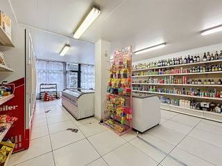 HANDELSPAND MET MOGELIJKHEID TOT WOONST IN HET CENTRUM VAN POPERINGE. HET PAND IS ALS VOLGT INGEDEELD: GELIJKVLOERS:WINKELRUIMTE, AANSLUITEND...