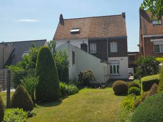 Wat een super sympathieke woning!!!!! Bij het binnenkomen voelt u onmiddellijk de gezellige sfeer door de authentieke vloeren en balken. Bestaande uit voorplaats, gezellige living, aansluitend keuken, toilet en bergingen. Boven zijn er 2 slaapkamers en een vaste trap naar de grote geïsoleerde zolder. En met kers op de taart een prachtige en zeer grote tuin met uitweg langs de woning. Gelegen in een rustige straat en toch onmiddellijk verbinding naar het centrum en de invalswegen. Ongelooflijk maar dan ook ongelooflijk veel potentieel!!!! Voor de vlugge beslissers!!!