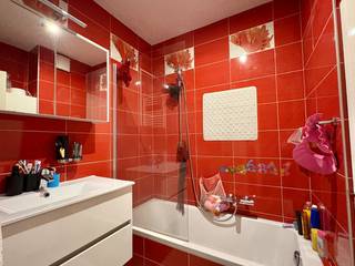 Appartement te koop op de 3e verdieping in Harelbeke met 3 slaapkamers.Bij het binnenkomen kom je terecht in de ruime, lichtrijke leefruimte met een...