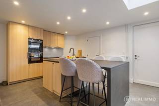 Deze ruime en met smaak gerenoveerde woning, waar modern comfort en authentieke elementen harmonieus samenkomen, is gelegen op een centrale ligging...