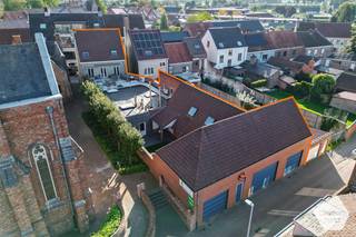 Bent U op zoek naar dit commercieel pand met ruimte, flexibiliteit en toekomstpotentieel? <strong>Dit eigendom met 462 vierkante meter handelsoppervlakte </strong>biedt een unieke kans voor ondernemers die hun zaak willen starten of uitbreiden. Momenteel ingericht als bakkerij, beschikt het pand over <strong>een functionele winkelruimte</strong> met aangename uitstraling en voldoende plaats voor productie en verkoop. Achteraan bevindt <strong>een ruime dubbele garage</strong>, ideaal voor stockage, logistiek of als extra werkruimte. <br /><br />De combinatie van een ruime handelsruimte en achterliggende werkzones creëert een sterke meerwaarde voor ondernemers die op zoek zijn naar flexibiliteit en groeipotentieel. Hierdoor is het pand niet alleen geschikt voor voedingsactiviteiten zoals een bakkerij, slagerij, traiteurzaak of horecaconcept, maar ook voor andere commerciële invullingen zoals een winkel, showroom, praktijkruimte (medisch of paramedisch), kantoorruimte, fitness- of wellnessconcept, of een creatieve werkplek.<br /><br /><strong>Wonen en werken op 1 adres is hier ook mogelijk gezien de woonst boven het handelsgedeelte.</strong><br /><br /><strong>De ruime woonst</strong> op de eerste en tweede verdieping met volledig ingerichte keuken & open leefruimte met gashaard, slaapkamer en <strong>zuidgericht dakterras</strong>. Op de tweede verdieping is er nog een badkamer met ligbad, toilet, dubbele wastafel in meubel en vier mooie slaapkamers.<br /><br /><u><strong>Sterke punten van dit pand:</strong></u>
<ul>
<li><strong>Commerciële ruimte</strong> met huidige invulling als bakkerij;</li>
<li>Het pand beschikt over <u><strong>twee afzonderlijke ingangen</strong></u>, zowel aan de voor- als achterzijde, wat zorgt voor een <u><strong>vlotte toegankelijkheid en een praktische scheiding </strong></u>tussen commerciële en operationele activiteiten;</li>
<li>Grote, flexibel in te richten ruimtes;</li>
<li><strong>Dubbele garage en ingang</strong> met tal van mogelijkheden;</li>
<li>Handelsfonds te bespreken met eigenaar indien uitbating bakkerij;</li>
<li>Op de eerste verdieping en de tweede is er nog een volledig ingericht woongedeelte.</li>
</ul>
Kortom een pand dat meegroeit met Uw ambities en zich leent tot verschillende commerciële concepten met woonfunctie erbij.<br />Vraag een vrijblijvende rondleiding in het pand via 050 66 12 12!<br /><br />Voor vragen of meer informatie omtrent dit pand contacteer ons gerust via: <strong>oostkamp@caenen.be</strong>