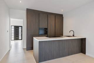 Ben je op zoek naar een luxueus, gerenoveerde (2025) woning met 3 slaapkamers & tuin met verzichten te Sint-Niklaas? Lees dan snel verder!De luxueuze...