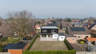 Volledig gerenoveerde ruime gezinswoning met 6 slaapkamers en 4 badkamers, tuin en garage. Zeer gunstige en rustige ligging in een doodlopende...