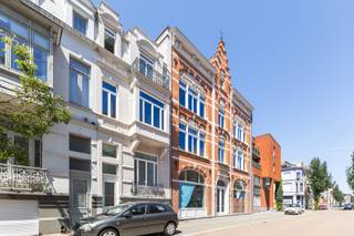 <hr />
<p><strong>Te koop: 5 verhuurde serviceflats in Residentie Coost</strong></p>
<p>Bent u op zoek naar een zorgeloze vastgoedinvestering met een bewezen rendement? Dan is deze unieke opportuniteit iets voor u. In Residentie Coost worden vijf volledig verhuurde serviceflats als één investeringspakket aangeboden, goed voor onmiddellijke huurinkomsten.</p>
<p>Elke serviceflat beschikt over een lichtrijke leefruimte, een volledig uitgeruste keuken, een aparte slaapkamer, een badkamer en een privéterras. De appartementen bieden bewoners alle comfort, privacy en zelfstandigheid in een veilige woonomgeving.</p>
<p>Residentie Coost beschikt over diverse gemeenschappelijke faciliteiten, waaronder een restaurant, wassalon, professionele ondersteuning en tal van sociale activiteiten. Dankzij deze uitgebreide dienstverlening en de bestaande wachtlijst blijft de vraag naar deze woonvorm bijzonder groot.</p>
<p>De residentie is gevestigd in een karaktervol beschermd erfgoedgebouw waar authentieke charme werd gecombineerd met hedendaags wooncomfort. Dit maakt het niet alleen een aangename woonomgeving, maar ook een duurzame investering.</p>
<p><strong>Troeven:</strong><br />• 5 volledig verhuurde serviceflats<br />• Onmiddellijke huurinkomsten<br />• Bewezen en stabiel rendement<br />• Grote vraag dankzij wachtlijst<br />• Privéterras en aparte slaapkamer in elke flat<br />• Uitgebreide gemeenschappelijke faciliteiten<br />• Gelegen in een beschermd erfgoedgebouw</p>
<p>Interesse in deze interessante investeringsopportuniteit? Neem contact op met uw ERA-makelaar voor meer informatie of een persoonlijk gesprek.</p>