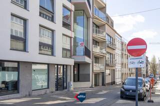 In het bruisende centrum van Oostende stellen we u Residentie Ort voor, een kleinschalig en hoogwaardig nieuwbouwproject waar hedendaagse architectuur en wooncomfort perfect samenkomen. Dankzij de centrale ligging geniet u van alle stadsfaciliteiten op wandelafstand én een aangenaam zijdelings zeezicht. Dit duplexappartement is ontworpen met oog voor ruimte, licht en functionaliteit. De strakke architecturale lijnen geven het gebouw een tijdloze en elegante uitstraling, passend binnen het stedelijke karakter van Oostende. Het appartement is uitgerust met een individuele warmtepomp en vloerverwarming, wat garant staat voor energiezuinig en duurzaam wonen met optimaal comfort. Bovendien beschikt het duplexappartement over een kelder en een gemeenschappelijke fietsenberging, een absolute meerwaarde in het stadscentrum. Residentie Ort is de ideale keuze voor wie op zoek is naar een kwalitatieve nieuwbouw aan zee, zowel als vaste woonst, tweede verblijf of investering. Interesse? Contacteer ons graag voor meer informatie of een bezoek.