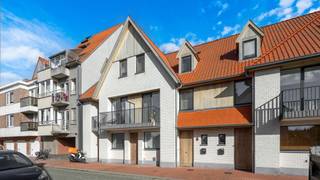 Deze recente en energiezuinige woning combineert hedendaags wooncomfort met een uitzonderlijke ligging aan de kust. Gelegen in een rustige straat, op amper 350 meter van het strand en vlak bij alle commerciële voorzieningen, biedt deze eigendom het beste van twee werelden: rust en privacy, vlak bij het bruisende leven van Knokke-Heist. De woning werd vier jaar geleden gebouwd met hoogwaardige, kwalitatieve materialen en onderscheidt zich door haar verrassend ruime indeling en aangename woonbeleving.<br />Dankzij de combinatie van een toplocatie, energiezuinigheid en hedendaags comfort is deze eigendom uitermate geschikt als vaste woonst, tweede verblijf of interessante investering aan zee.<br /><br />Indeling:<br /><br />Inkom met toilet, vestiaire en berging, ruime, lichtrijke leefruimte met toegang tot terras, volledig uitgeruste keuken.<br /><br />Eerste verdieping: nachthal met toilet, berging en wasplaats, drie slaapkamers met ingemaakte kasten, badkamer met inloopdouche.<br /><br />Tweede verdieping: nachthal, dubbele slaapkamer met aansluitende douchekamer.<br /><br />Derde verdieping: zolder toegankelijk via uitschuifbare trap. <br /><br />Praktische fietsenstalling. Mogelijkheid tot aankoop van een goed toegankelijke, zeer ruime garagebox (6m x 3,57m) met directe toegang naar de woning.<br /><br />Bezoeken? Graag na afspraak met Avantimmo op het nummer 050 62 50 55