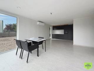 Vakantiedomein Zeedroom II – Eigentijds genieten aan de Belgische kust<br /><br />Welkom in Zeedroom II, een exclusief en kleinschalig vakantiedomein, gelegen aan de Lombardsijdelaan 165 (woningen 8 t.e.m. 15) te Westende. Dankzij de uitstekende ligging op de grens van Westende en Lombardsijde, langs de verbindingsweg tussen Nieuwpoort en Oostende, geniet u van een ideale uitvalsbasis vlak bij strand, zee, duinen en openbaar vervoer.<br /><br />Elke vakantiewoning wordt volledig uitgerust met duurzame en energiezuinige technieken zoals een warmtepomp/airco en duurzame isolatie, zodat u zorgeloos kunt genieten van maximaal comfort. Er is keuze uit vakantiewoningen met 2 of 3 slaapkamers.<br /><br />Standaard inbegrepen:<br /><br />- Privatieve tuin<br />- Ruim zonneterras<br />- Eigen parkeerplaats <br />- Airconditioning (koelen en verwarmen) via warmtepomp<br />- Zonnepanelen<br />- Grote raampartijen voor een optimale lichtinval<br />- Uniek woonconcept<br /><br />De zuidgerichte woningen worden gebouwd volgens de maximaal toegelaten oppervlakte van 80 m². Dankzij het doordachte, gelijkvloerse ontwerp wordt elke vierkante meter optimaal benut.<br /><br />In tegenstelling tot vele andere vakantiewoningen in de regio zijn er geen hellende daken of verloren ruimtes, waardoor alle vertrekken volwaardig en praktisch ingericht zijn. Dit resulteert in een uitzonderlijk ruimtelijk gevoel en een optimaal wooncomfort.<br /><br />Zeedroom II combineert een eigentijdse architectuur, duurzame technieken en een topligging aan de kust. De ideale keuze als tweede verblijf, vakantieverblijf of interessante investering met een blijvende meerwaarde.