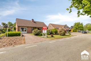 <p>Gelijkvloers ingerichte woning op 685m² te koop in Lommel! </p>

<p><strong>Lommel-Centrum: ruime (210m²), energiezuinige en volledig onderkelderde gezinswoning (4 slks) op gunstige locatie!</strong></p>

<p> </p>

<p>Troeven:</p>

<ul><li>Levensloopbestendig: gelijkvloers slaapkamers en badkamer aanwezig</li><li>Energiezuinig: EPC C met 36 zonnepanelen en groenestroomcertificaten</li><li>4 slaapkamers (5 mogelijk) en bureaukamer voorzien</li><li>Volledig onderkelderd</li><li>Asbestvrij</li><li>Z-georiënteerd, omheind en mooi onderhouden tuin</li><li>Gelegen op gunstige locatie bij Lommel-Centrum nabij winkels, scholen, invalswegen, openbaar vervoer en op ca. 30 minuten van o.a. Eindhoven.</li></ul>

<p>Indeling: zie plannen in bijlagen.</p>