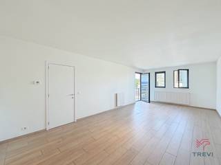  VILVOORDE - Vlakbij het Domaine des Trois Fontaines en alle voorzieningen, appartement met 2 slaapkamers van ± 94 m² op de 2e verdieping met lift. De indeling is als volgt: inkomhal, toilet, wasruimte, woonkamer van ± 36 m² met open, ingerichte keuken (oven, kookplaten, afzuigkap, koelkast/diepvriezer en vaatwasser), balkon van ± 5 m² op het zuidwesten, 2 slaapkamers van ± 11 m², waarvan één met toegang tot het balkon, doucheruimte met dubbele wastafel en kelderruimte nr. 52.02.2. Alle oppervlakten zijn bij benadering. Binnenshuis parkeerplaats VERPLICHT: 75 €/maand. Voorschot op servicekosten: 130 €/maand (gemeenschappelijke kosten). Verhuiskosten: 75 €. Energieprestatiecertificaat (EPC): A. Beschikbaar vanaf 01/08/2026.