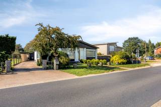 Deze gelijkvloerse woning is gelegen in Mol - Millegem op slechts 3 km van het centrum van Mol. Daarnaast profiteer je hier van een goede verbinding naar de omliggende gemeenten Balen, Dessel, Geel en Meerhout. <br /><br />Energetisch heeft deze woningen recent een paar interessante vernieuwingen gekregen. Zo werd er een nieuw dak (incl. isolatie), nieuwe ramen en een nieuwe keuken geplaatst. Daarnaast werd ook de elektriciteit vernieuwd, waardoor we vandaag een instapklare woning kunnen presenteren. <br /><br />De ruime leefruimte ( 42 m²) is opgedeeld in een gezellige zithoek, eethoek en ruimte voor een bureau. De gehele leefruimte wordt verwend door aangenaam veel lichtinval. Aansluitend bevind zich de gloednieuwe keuken die dit jaar geplaatst werd en voorzien is van alle hedendaagse comfort waaronder een inductiekookplaat, dampkap, oven en microgolfoven. Ook voor een eventuele vaatwasser is er reeds een afvoer voorzien.<br /><br />Via de nachthal zijn de drie slaapkamers (waarvan één momenteel ingericht als dressing) en de badkamer bereikbaar. De badkamer is basis uitgerust met een douche en enkele wastafel. Deze wastafel is ook dit jaar vernieuwd.<br /><br />Achteraan de woning bevindt zich een ruime garage die momenteel dienst doet als berging, wasplaats en stooklokaal. Deze ruimte zou eventueel omgevormd kunnen worden als extra slaapkamer. <br /><br />Daarnaast vind je op het perceel nog een extra buitengarage, bergruimte en wat groen. <br /><br />- vernieuwd dak + isolatie<br />- nieuwe ramen<br />- vernieuwde keuken<br />- EK conform ! <br />- elektrische rolluiken<br />- beschikbaarheid: in overleg<br /><br />Benieuwd naar deze eigendom? Contacteer ons gerust voor een vrijblijvend bezoek ! <br /><br />** vastgoedinfo in aanvraag **