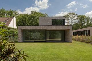<p><strong>Exclusieve energiezuinige nieuwbouwwoning op ca. 825 m² in Wildert</strong></p>
<p>Deze <strong>hoogwaardig afgewerkte nieuwbouwwoning</strong> combineert hedendaagse architectuur met bijzonder energiezuinig wooncomfort. Op een perceel van ca. <strong>825 m²</strong> biedt de woning <strong>3 ruime slaapkamers, 2 badkamers, een kelder en lichtrijke leefruimtes</strong>. Met een uitzonderlijk <strong>E-peil van -8</strong>, geothermische warmtepomp, 20 zonnepanelen en passieve koeling is deze woning volledig klaar voor de toekomst.</p>
<p><strong>Kelderverdieping<br /></strong>- Via vaste trap bereikbare <strong>kelder van ca. 30 m²<br /></strong>- Technische ruimte en praktische berging</p>
<p><strong>Gelijkvloerse verdieping<br /></strong>- Inkomhal met <strong>afzonderlijk gastentoilet<br /></strong>- Lichtrijke <strong>woonkamer met grote raampartijen<br /></strong>- Open eetruimte met prachtig zicht op de tuin<br />- Hedendaagse <strong>open keuken<br /></strong>- Praktische wasplaats en berging<br />- Afzonderlijke <strong>fietsenberging<br /></strong>- Rechtstreekse verbinding met terras en tuin<br />-Terras met architecturale oversteek</p>
<p><strong>Eerste verdieping<br /></strong>- Nachthal met afzonderlijk toilet<br />- Royale <strong>masterbedroom</strong> met dressing en ensuite badkamer met inloopdouche<br />- <strong>2 bijkomende slaapkamers<br /></strong>-Tweede badkamer</p>
<p><strong>Tuin en buitenruimte<br /></strong>- Ruime tuin met tal van mogelijkheden<br />- Terras met architecturale oversteek<br />- <strong>Aangelegde oprit<br /></strong>-Afzonderlijke fietsenberging<br />-Strakke architectuur met <strong>handgemaakte gevelsteen en aluminium gevelbekleding</strong></p>
<p><strong>Bijzonderheden<br /></strong>- Uitzonderlijk energiezuinig met <strong>E-peil -8<br /></strong>- <strong>Geothermische grond-waterwarmtepomp</strong> met boring tot ca. 100 m<br />-<strong> Vloerverwarming en passieve vloerkoeling<br /></strong>- <strong>20 zonnepanelen</strong> met totaal vermogen van ca. 8.900 Wp<br />- Ventilatiesysteem D<br />- <strong>Driedubbele zonwerende beglazing<br /></strong>- Regenwaterput van <strong>7.500 liter<br /></strong>- Uitgebreide elektrische installatie met talrijke stopcontacten, datapunten en verlichting <br />-<strong> 3 slaapkamers en 2 badkamers<br /></strong>- Grote glaspartijen en veel natuurlijke lichtinval<br />- Hoogwaardige materialen en hedendaagse technieken</p>
<p><strong>Ligging</strong></p>
<p>Gelegen in <strong>Wildert</strong>, in een rustige en groene woonomgeving op wandelafstand van het station en natuurgebied <strong>Wildertse Duintjes</strong>. Scholen, winkels en dagelijkse voorzieningen bevinden zich in de nabije omgeving. Ook de verbinding richting <strong>Antwerpen en Nederland</strong> is bijzonder vlot.</p>
<p><strong>Prijs en fiscaliteit<br /></strong>-<strong> Grondaandeel: € 195.000</strong> – 12% registratierechten<br />- <strong>Constructie: € 530.000</strong> – 6% of 21% btw<br />-<strong> Verkoopprijs: € 725.000 excl. belastingen en kosten</strong></p>
<p><strong>Bij 6% btw:</strong> grond incl. registratierechten € 218.400 + constructie incl. btw € 561.800 = <strong>€ 780.200 incl. belastingen<br /></strong><strong>Bij 21% btw:</strong> grond incl. registratierechten € 218.400 + constructie incl. btw € 641.300 = <strong>€ 859.700 incl. belastingen</strong></p>
<p><em>Het verlaagde btw-tarief van 6% voor afbraak en heropbouw is uitsluitend van toepassing indien zowel het project als de koper aan alle wettelijke voorwaarden voldoen. Bedragen zijn exclusief overige aankoop-, notaris- en aktekosten.</em></p>
<p><strong>Een uitzonderlijk energiezuinige nieuwbouwwoning waar hedendaagse architectuur, ruimte en geavanceerde technieken samenkomen op een groene locatie in Wildert.</strong></p>