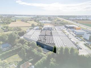 <strong>Op zoek naar ruimte om te ondernemen?</strong><br /><br />Langs de Beversesteenweg, vlakbij oprit Roeselare-Beveren vinden we dit ruim en lichtrijk bedrijfsgebouw terug. Het gebouw maakt deel uit van een recent vernieuwde site.<br /><br />Het gebouw biedt ruimte aan een opslagplaats/atelier van 1.717m² (eventueel opsplitsbaar) en een kantoorruimte van in totaal 228m² (twee verdiepen).<br />In het magazijn zijn volgende voorzieningen aanwezig:<br />- 3x 400V+N<br />- geautomatiseerde sectionale poorten<br />- betonvloer<br />- airconditioning aanwezig in de kantoren<br />- sanitair + keuken<br />- de loods heeft een vrije hoogte van 5.2m (tot tegen spanten)<br /><br />Het kantoor is onderverdeeld in verschillende burelen, sanitair, keuken en een ruime ontvangstruimte.<br /><br />Buitenschrijnwerk werd recent vernieuwd en de kantoren gerenoveerd.<br />Er zijn 5 parkeerplaatsen inbegrepen in de huur, vooraan het gebouw.<br /><br />Vrij vanaf april-mei 2026 in samenspraak.<br />Verhuur onder btw stelsel. excl gemeenschappelijke kosten (5% huurprijs per maand) en ORV .<br /><br />Interesse? Geef ons een seintje voor een bezoek!