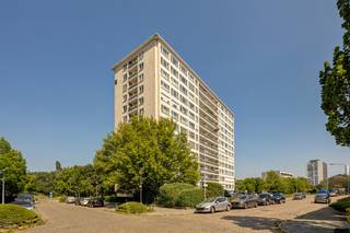 Op de 11de verdieping van residentie Diksmuide, vinden we dit lichtrijke appartement met 94 m² bewoonbare oppervlakte, ideaal gelegen aan de Rodekruislaan 5 in Berchem. Dankzij deze hoogte geniet dit appartement van een prachtig, open uitzicht en een aangename lichtinval gedurende de hele dag.<br /><br />De centrale ligging, op wandelafstand van het Boelaerpark, winkels, openbaar vervoer en belangrijke invalswegen, maakt dit appartement bijzonder aantrekkelijk voor zowel eigen bewoning als investering.<br /><br />De indeling omvat een zeer ruime leefruimte met grote raampartijen en een mooi panoramisch uitzicht, een aparte keuken, twee volwaardige slaapkamers, een badkamer die in 2017 werd gerenoveerd en een apart toilet.<br /><br />Verder beschikt het appartement over een individuele kelderberging, ideaal voor extra opslagruimte.<br /><br />Ook technisch scoort deze eigendom uitstekend: de elektrische installatie is conform en met een EPC-label C biedt het appartement een degelijke energieprestatie.<br /><br />Algemene kosten: ca. 233 euro per maand incl. verwarming, water, poetsen, syndicus, brandverzekering, lift, spaarfonds en conciërge. <br /><br />Het appartement is momenteel verhuurd. <br /><br />Bent u op zoek naar een ruim appartement met een schitterend uitzicht op een uitstekende locatie in Berchem? Neem dan vandaag nog contact met ons op voor een bezichtiging.