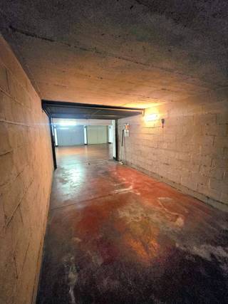 <p>Gesloten garagebox te koop in een afgesloten ondergrondse parkeergarage, gelegen op niveau -1.<br />De toegang tot de parkeergarage bevindt zich langs de zijkant van het gebouw (Carl Requettelaan).</p>