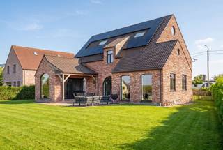 Exclusieve nieuwbouwwoning met 5 slaapkamers, 360 m² woonoppervlakte, toekomstgerichte voorzieningen, en genietend van een prachtig zicht! Bent u op zoek naar een uitzonderlijk ruime en kwalitatieve woning waar comfort, luxe en toekomstgericht wonen centraal staan? Deze in 2023 gebouwde woning biedt maar liefst 360 m² bewoonbare oppervlakte op een perceel van 1.235 m² en werd technisch bijzonder doordacht uitgevoerd.Indeling gelijkvloers: ruime inkomhal, afzonderlijke ruimte ideaal als bureau, apart toilet en een zeer ruime, lichtrijke leefruimte. Aansluitend bevindt zich de luxueuze, volledig geïnstalleerde keuken met hoogwaardige Miele-toestellen, waaronder wijnkoeler, stoomoven, oven, vaatwasser en espressomachine. Verder is er een grote wasruimte met douche en waskoker vanuit de badkamer boven. De inpandige garage biedt plaats aan één wagen, technische installaties en extra stockage.Eerste verdieping: vier slaapkamers, apart toilet en een royale ruimte voorzien voor de inrichting van een wellnessbadkamer, nog volledig af te werken volgens eigen smaak en materiaalkeuze.Zolderverdieping: ingerichte vijfde slaapkamer met verdere afwerkingsmogelijkheden. De voorziene liftschacht loopt door tot deze verdieping.Technisch is de woning bijzonder compleet met vloerverwarming op het gelijkvloers en de eerste verdieping, ventilatiesysteem type D, brede deuropeningen en een liftschacht met bekabeling voor de plaatsing van een inpandige lift.Buiten geniet u van een ruim terras, tuin en meerdere parkeerplaatsen. Bovendien is er een vergunning voor een bijgebouw van 14 m².Een aantal ruimtes dienen nog naar eigen smaak worden afgewerkt, waardoor u zelf de gewenste materialen en inrichting kunt bepalen.Voor wie is dit pand ideaal?♦ Gezinnen die uitzonderlijk veel woonruimte zoeken.♦ Wie comfortabel én toekomstgericht wil wonen.♦ Wie een recente woning verder naar eigen smaak wil afwerken.Een unieke kans voor wie ruimte, kwaliteit en toekomstgericht wooncomfort wil combineren.Bezoek na afspraak met Immo Beguin, jouw vastgoedexpert sinds 2009.Meer info of bezoek via emmy@immobeguin.be