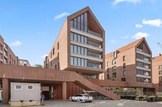 <p><span><strong>**Nieuwbouwstadswijk De Torens Aarschot**</strong></span><br /><br /><span>Met de ontwikkeling van het Nieuwbouwproject De Torens heeft de bouwheer het concept uitgewerkt een mix te voorzien van wonen, winkelen en werken. In totaliteit gaat het om 5 verschillende woonzones met elk hun eigenheid. Wij bieden u appartement 0301 (Kadaster 0202), het betreft een prachtig twee slaapkamer appartement voorzien van een volledig uitgeruste keuken en badkamer alsook een overdekt inpandig terras (10,11m²) waarbij genieten van rust niet zal ontbreken. Het energetische aspect staat hier bijkomend ook centraal (5j vrijstelling OV). Mede ook voorzien in de vraagprijs is een ondergrondse autostaanplaats en een ruime kelderberging. </span><br /><br /><span><strong>Meer informatie of een bezoek ter plaatse? Dat kan! </strong></span><br /><span><strong>Contacteer onze vastgoedmakelaar Jacky: jacky@connect-immo.be - 0495 53 46 49.</strong></span></p>