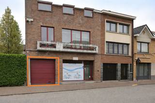 <p>Deze ruime magazijnruimte bevindt zich op een strategische en vlot bereikbare locatie in Denderleeuw, bekend om zijn centrale ligging en uitstekende verbindingen.</p><p></p><p>Het pand biedt een uitzonderlijk grote, open en droge opslagruimte die zich perfect leent voor uiteenlopende logistieke, ambachtelijke of professionele activiteiten. Dankzij de praktische indeling kan de ruimte efficiënt worden benut en aangepast aan uw noden.</p><p>Daarnaast beschikt het magazijn over een afzonderlijk, afsluitbaar bureau – ideaal voor administratie, planning of klantenonthaal – evenals een toilet voor extra comfort.</p><p></p><p><strong>Huurprijs:</strong> €1.000/maand<br /><strong>Beschikbaarheid:</strong> onmiddellijk – instapklaar en direct inzetbaar</p><p></p><p>Een uitstekende opportuniteit voor ondernemers die op zoek zijn naar ruimte, bereikbaarheid en functionaliteit.</p>