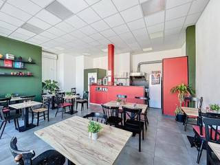 Commercieel gelegen handelspand/kantoor, momenteel verhuurd als noodle bar, bestaande uit een handelsruimte met toilet.Extra troeven:•...