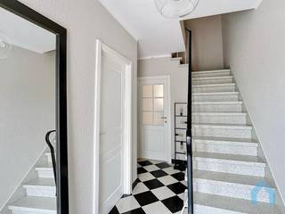 Goed onderhouden, charmante woning gelegen nabij het Oosthoekplein, het Zwin en de wandeldijk.<br /><br />De woning is als volgt ingedeeld: inkomhal, lichtrijke leefruimte, ruime keuken met toegang tot de westgerichte koer, apart toilet en berg-/wasruimte. Op de eerste verdieping bevinden zich twee volwaardige slaapkamers, een derde kleinere slaapkamer, een badkamer en een afzonderlijk toilet. Deze woning beschikt ook over een ruime zolder (kan omgebouwd worden tot bijvoorbeeld twee slaapkamers) en een ruime kelder. Achteraan is er nog een zonnige koer en een ruime garage voor een wagen, fietsen en meer.<br /><br />Bezoeken enkel mogelijk op afspraak.<br /><br />Voor meer informatie: 050 60 99 70 of info@immodenil.be