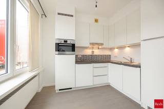 Dit appartement is gelegen op de tweede en bovenste verdieping van een mooi onderhouden gebouw (zonder lift). Op wandelafstand van supermarkten, leuke restaurantjes en het centrum van Boechout. <br /><br />TE BEZOEKEN DOOR VOLGENDE LINK IN TE VULLEN: https://mijnhuurprofiel.be/property/63a02774-5603-4bd5-88c4-971aebca9a06/login?subdomain=reds<br /><br />Het appartement heeft een mooi zicht op de molen van Boechout en heeft geen inkijk van buren. Indeling: leefruimte op een parketvloer, een open ingerichte keuken met alle toestellen inclusief wasmachine en droogkast, een zuid georiënteerd terras, 1 slaapkamer, 1 dressing/bureau/hobbyruimte en een ingerichte badkamer met douche, lavabo en toilet. Er is dus maar 1 slaapkamer mogelijk!<br /><br />Bij het appartement hoort een private kelder en een deel van de garage (enkel te gebruiken als fietsenstalling). De auto dient u te parkeren op openbaar terrein. De gemeenschappelijke kost bedraagt 30 euro/maand. <br /><br />- Beschikbaar vanaf 1 aug<br />- 3 maanden huurwaarborg<br />- Nutsvoorzieningen op naam huurder<br />- Plaatsbeschrijving op gedeelde kosten<br /><br />Bent u benieuwd? Aarzel niet en maak een afspraak met Jakob op jakob@reds.be
