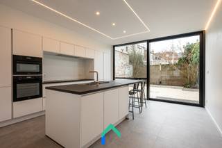 PLAN JE BEZOEK IN VIA GENTILL.BE<br /><br />Ligging<br />Deze recent gerenoveerde stadswoning met drie slaapkamers en een gezellig stadstuintje is gelegen in Rooigem. Tal van voorzieningen bevinden zich op wandelafstand. Of u nu vlot het stadscentrum wilt bereiken, wilt ontspannen in het nabijgelegen natuurreservaat of sportief wilt genieten aan de Blaarmeersen, deze woning combineert stedelijk comfort met groen en ontspanning. Scholen, winkels en horecazaken zijn bovendien op slechts enkele minuten wandelen bereikbaar.<br /><br />Indeling<br />Bij het betreden van de woning komt u terecht in een ruime inkomhal die toegang biedt tot de leefruimte met open keuken. Deze aangename en lichtrijke ruimte biedt voldoende plaats voor een woonkamer en eetruimte en is uitgerust met een moderne, volledig ingerichte keuken (inductiekookplaat, oven, microgolfoven en vaatwasser). Vanuit de keuken is er directe toegang tot het onderhoudsvriendelijke stadstuintje, ideaal om tot rust te komen. Op het gelijkvloers bevinden zich verder nog een apart toilet en praktische bergruimte. <br /><br />Via de trap bereiken we een tussenverdieping met een lichtrijke ruimte, perfect geschikt als bureau of hobbyruimte. Op de eerste verdieping vinden we een prachtige, nieuwe badkamer met inloopdouche, ligbad en aansluiting voor was- en droogmachine, evenals een ruime en lichtrijke master bedroom. De tweede verdieping telt nog twee slaapkamers onder het dak en biedt toegang tot een kleine zolderruimte.<br /><br />Varia<br />De woning onderging recent een grondige totaalrenovatie, met bijzondere aandacht voor energiezuinigheid, wat resulteert in een EPC-label B. Verwarming gebeurt via een hoogrendementscondensatieketel. De woning is voorzien van ingewerkte ledverlichting en moderne lichtarmaturen, die zorgen voor een sfeervolle uitstraling en een mooi afgewerkt geheel. Daarnaast is de woning uitgerust met dubbele beglazing, ventilatiesysteem en zonwering.<br /><br />Troeven<br />* Recent en kwalitatief gerenoveerd<br />* Energiezuinig (EPC B)<br />* Drie slaapkamers + bureauruimte<br /><br />Nieuwsgierig geworden? Plan vandaag nog een bezoek en neem contact op met Ian.<br /><br />T: 09 493 04 10<br />M: ian@gentill.be