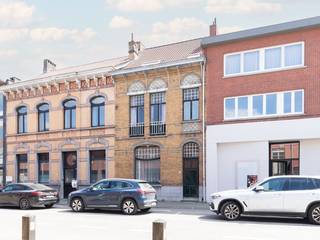 <p>Authentiek wonen met ruimte en charme. Deze statige herenwoning biedt een unieke kans voor wie houdt van karakter en renovatiepotentieel. Gelegen in het centrum van Wijnegem, op wandelafstand van winkels, openbaar vervoer en het park, combineert deze woning authenticiteit met een zee aan mogelijkheden om een karakterpand volledig naar eigen smaak te renoveren.</p><p>De woning beschikt over een inkomhal met authentieke trap - een grote leefruimte met veel lichtinval - een aparte eetkamer en keuken - vijf tot zes ruime slaapkamers - een veranda met uitzicht op de groene tuin - een kelder. De solide structuur en royale kamers vormen de ideale basis voor een droomrenovatie.</p><p><br /></p><p>•Authentieke elementen, hoge plafonds, mooie vloeren en royale kamers</p><p>•Volledig renovatieproject</p><p>•Centrale ligging in Wijnegem</p>