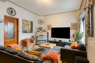 Bent u op zoek naar een gezellige en instapklare woning met een leuke tuin op een rustige, maar vlot bereikbare ligging? Dan is deze woning in de Meisestraat 114 te Strombeek zeker een bezoek waard!<br /><br />Indeling van de woning:<br />Gelijkvloers:<br />- Leefruimte<br />- Keuken<br />- Veranda<br />- Tuin<br />- Garage<br />- Kelder<br /><br />1ste verdieping:<br />- 2 volwaardige slaapkamers<br />- 1 kleinere slaapkamer<br />- Badkamer<br /><br />De woning is momenteel verhuurd.<br /><br />2e verdieping:<br />- 1 volwaardige slaapkamer<br />- Zolderruimte<br /><br />Troeven van deze woning:<br />- 2e verdieping bereikbaar via vaste trap<br />- Elektrische installatie conform<br />- Leuke, onderhoudsvriendelijke tuin<br />- Goede ligging nabij winkels, scholen en openbaar vervoer<br /><br />Kortom, een ideale gezinswoning met potentieel op een gegeerde locatie!<br /><br />Interesse? Neem snel contact op voor een bezoek ter plaatse.<br /><br />Bestuursmaatregelen in het maatregelenregister: in aanvraag